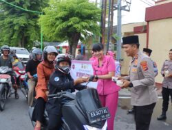 Kapolres Sumbawa Bersama Bhayangkari Berbagi Takjil kepada Masyarakat