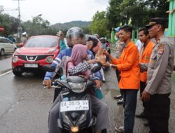 Kapolres Bima Kota Bersama Mahasiswa UMBO dan Bhayangkari Bagikan Takjil Kepada Masyarakat