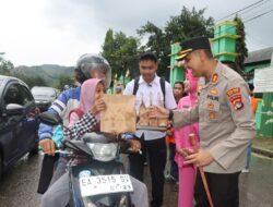 Berbagi Berkah di Bulan Suci Ramadhan, Kapolres Bima Kota Berbagi Takjil dengan Masyarakat