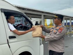 Kegiatan Ramadhan Suci, Personel Polsek KPL Tano Berbagi Berkah Paket Berbuka Puasa kepada Kru Kapal dan Pengguna Jasa Penyeberangan