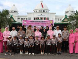 Kapolres Bima Kota dan Polisi Cilik TK Kemala Bhayangkari Meriahkan Ramadhan dengan Berbagi Takjil