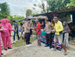 Polri Untuk Masyarakat: Polsek Rasbar Sambangi Pemecah Batu dan Berbagi Takjil