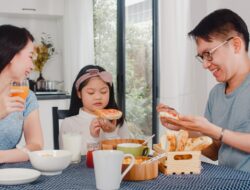 Mitos atau Fakta? Makan Bersama Bisa Cegah Anak Jadi Nakal