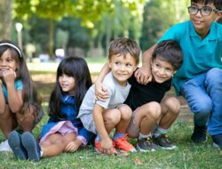 Bukannya Bangga, Pujian Orang Tua Ini Bikin Anak Malu