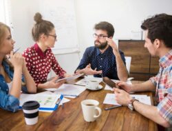 7 Ciri Orang Cerdas yang Jarang Bicara, tapi Tajam Memahami Dunia