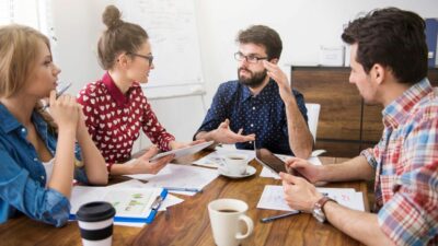7 Ciri Orang Cerdas yang Jarang Bicara, tapi Tajam Memahami Dunia
