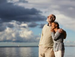 Cara Bahagia Setelah Kehilangan di Usia Senja