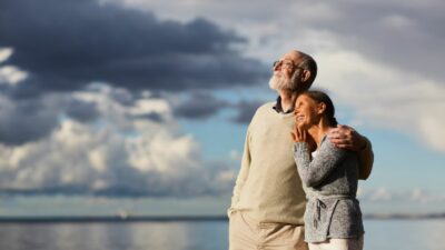 Cara Bahagia Setelah Kehilangan di Usia Senja