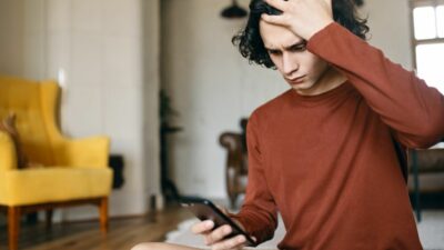 Doomscrolling: Kecanduan Berita Buruk, Otak Terancam!