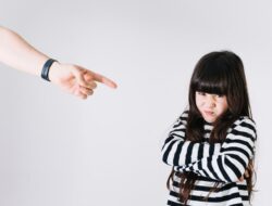 Bukan Hukuman, Ini Cara Cerdas Membentuk Karakter Anak!