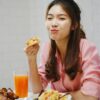 Kamu Makan Karena Lapar atau Stres? Awas Emotional Eating!
