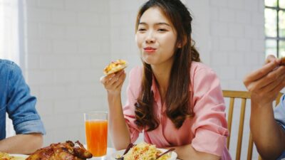 Kamu Makan Karena Lapar atau Stres? Awas Emotional Eating!