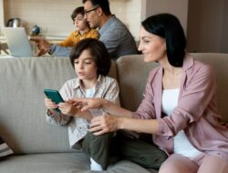 Orangtua Wajib Tahu! Cara Lindungi Anak dari Jerat Media Sosial