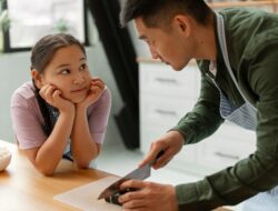 Aturan Parenting Zaman Dulu, Masih Relevan atau Ketinggalan Zaman?