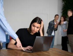 Burnout di Kantor? Ini Rahasia Keluar dari Neraka Kerja!