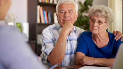 Pensiun Bebas Tapi Kesepian? Simak Cara Mengatasinya!