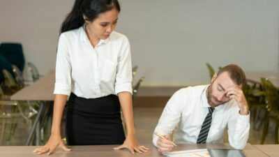 Terlalu Baik Tapi Kok Dijauhi? 10 Sifat yang Bikin Orang Kesal!