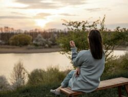 Wanita Hidup Sendiri di Usia Matang, Bebas atau Kesepian?