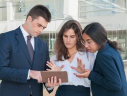 Bos Pilih Kasih? Jangan Cuma Nangis, Ini Cara Bertahan