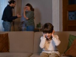 10 Topik Berbahaya yang Tak Boleh Didengar Anak