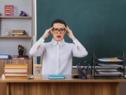 Orang Tua, Sadarkah? 10 Kebiasaan Ini Bikin Guru Stres!