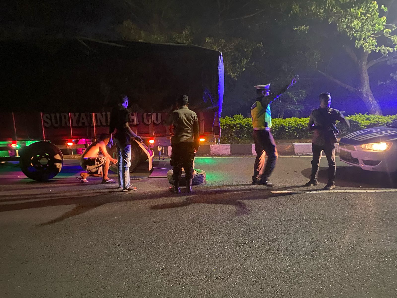 Sigap! Polisi Lombok Barat Bantu Pengendara Truk Pecah Ban Saat Patroli