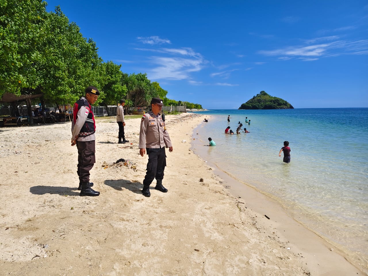 Aman Nyaman di Pantai Sekotong: Polisi Hadir dengan Himbauan Humanis