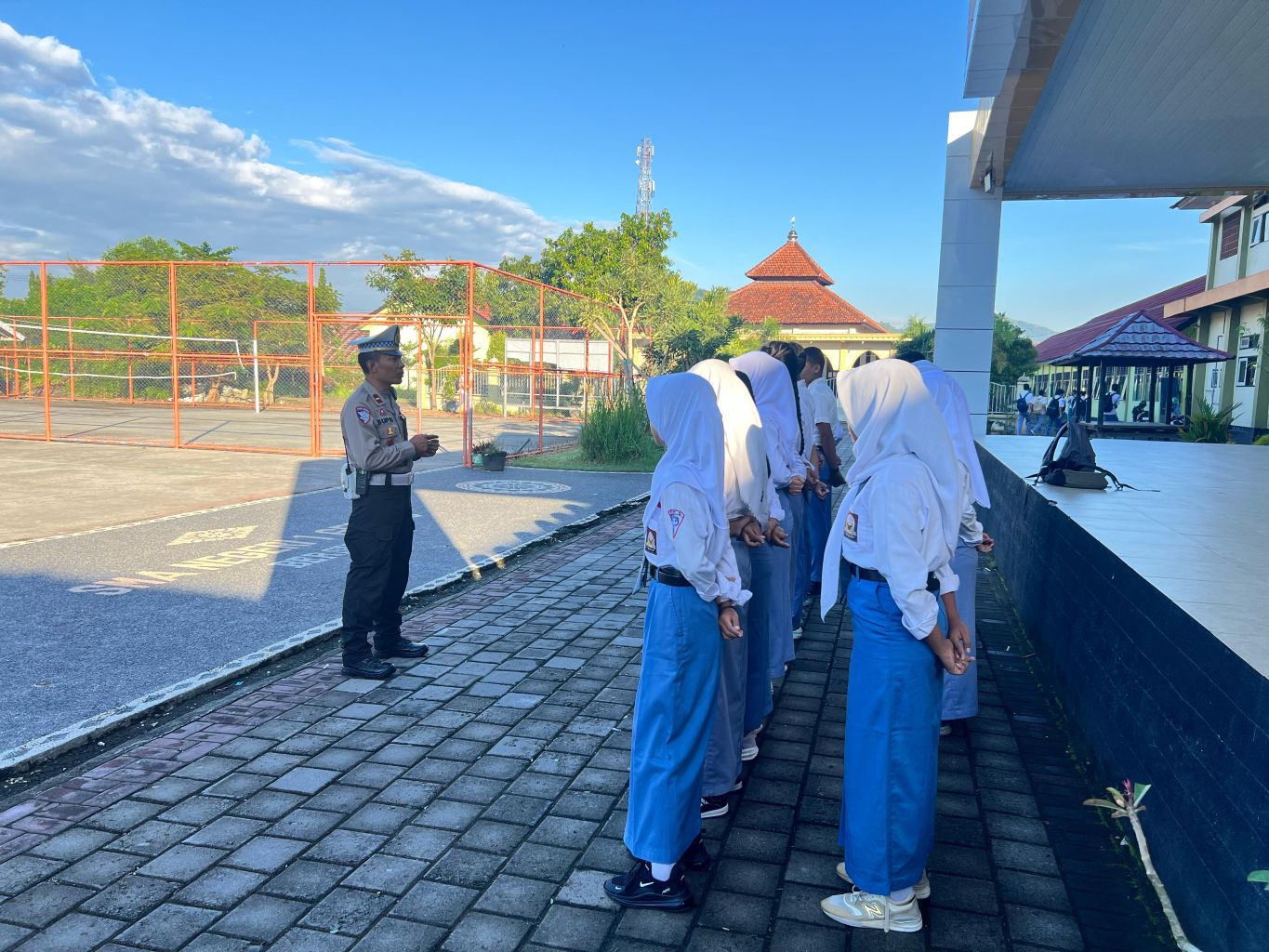 Satlantas Lombok Barat Kolaborasi dengan SMAN 1 Gerung dalam Patroli Keamanan