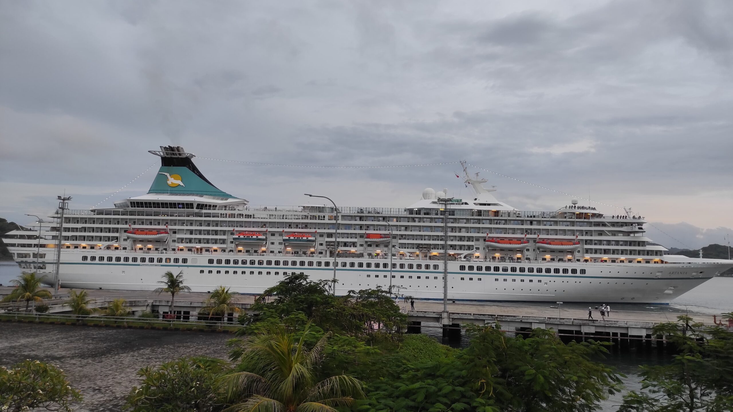 Ratusan Wisatawan Mancanegara Jelajahi Lombok, Kapal Pesiar MV Artania Sandar Mulus di Pelabu