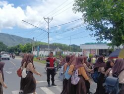 Ciptakan Rasa Aman, Polsek Seteluk Gelar Patroli Rawan Siang di Depan SMPN 1 Seteluk
