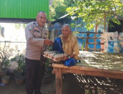 Bhabinkamtibmas Desa Mapin Beru Ulurkan Tangan, Bantu Lansia Di Wilayah Binaannya