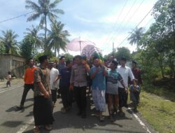 Bentuk Rasa Bela Sungkawa, Bhabinkamtibmas Desa Tatar Iringi Jenazah Warga Binaan ke Pemakaman