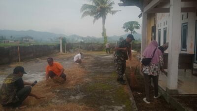 Sinergi TNI dan Warga Warnai Persiapan HUT Desa Tempos