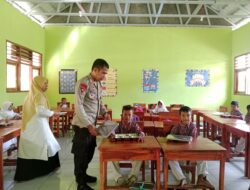 Bhabinkamtibmas Polsek Asakota Pantau Pendistribusian Makanan Bergizi Tahap Pertama di Dua Sekolah