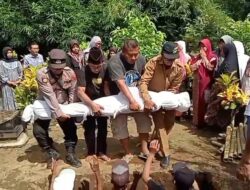 Anggota Polsek Buluspesantren Ikut Menggali Makam demi Bantu Sahabatnya