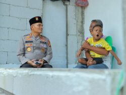 Polisi Beri Bantuan Kursi Roda untuk Penderita Celebral Palsy-Lansia di Bekasi dan Karawang