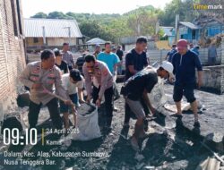 Sinergi TNI-Polri, Muspika, Pelajar, dan Warga Bersihkan Puing Kebakaran di Dusun Dalam Alas