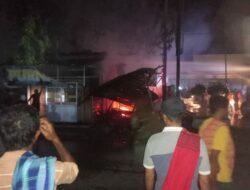 Polsek Sape Sigap Bantu Padamkan Kebakaran Rumah Makan di Desa Naru