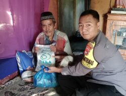 Bhabinkamtibmas Nanga Tumpu Salurkan Bantuan dan Tekankan Pentingnya Keamanan Warga