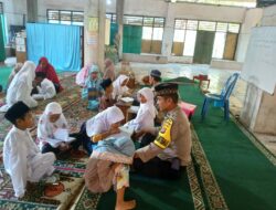 Bhabinkamtibmas Desa Ntori Sambang dan Ajar Anak-anak Mengaji di TPA Nurul Huda, Sampaikan Pesan Kamtibmas