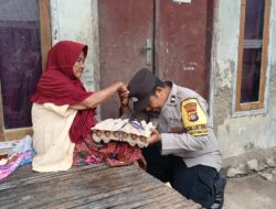 Polsek Sekotong Salurkan Bantuan Nutrisi Lansia di Sekotong Barat