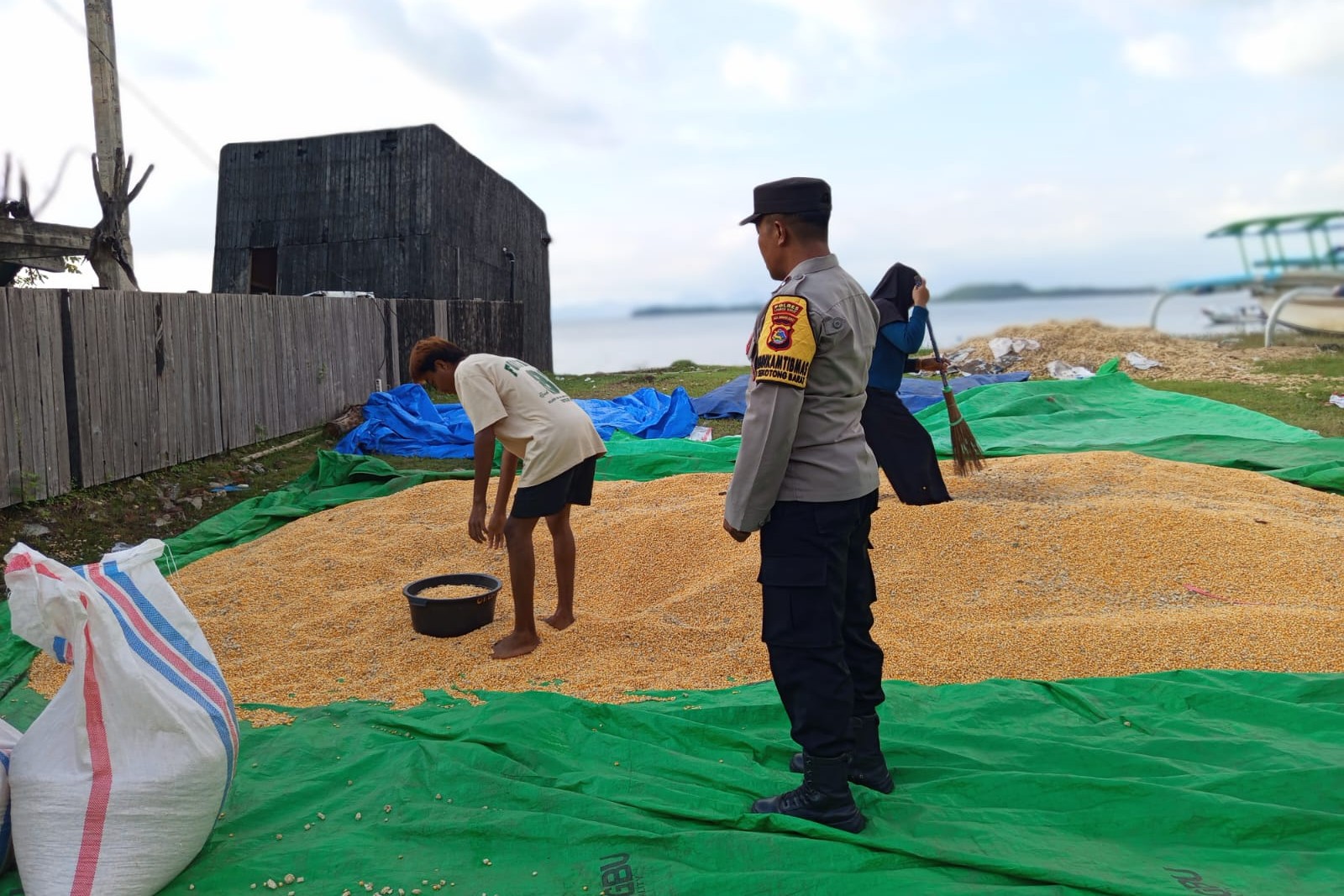 Bhabinkamtibmas Sekotong Barat Aktif Jaga Ketahanan Pangan dan Sampaikan Pesan Kamtibmas