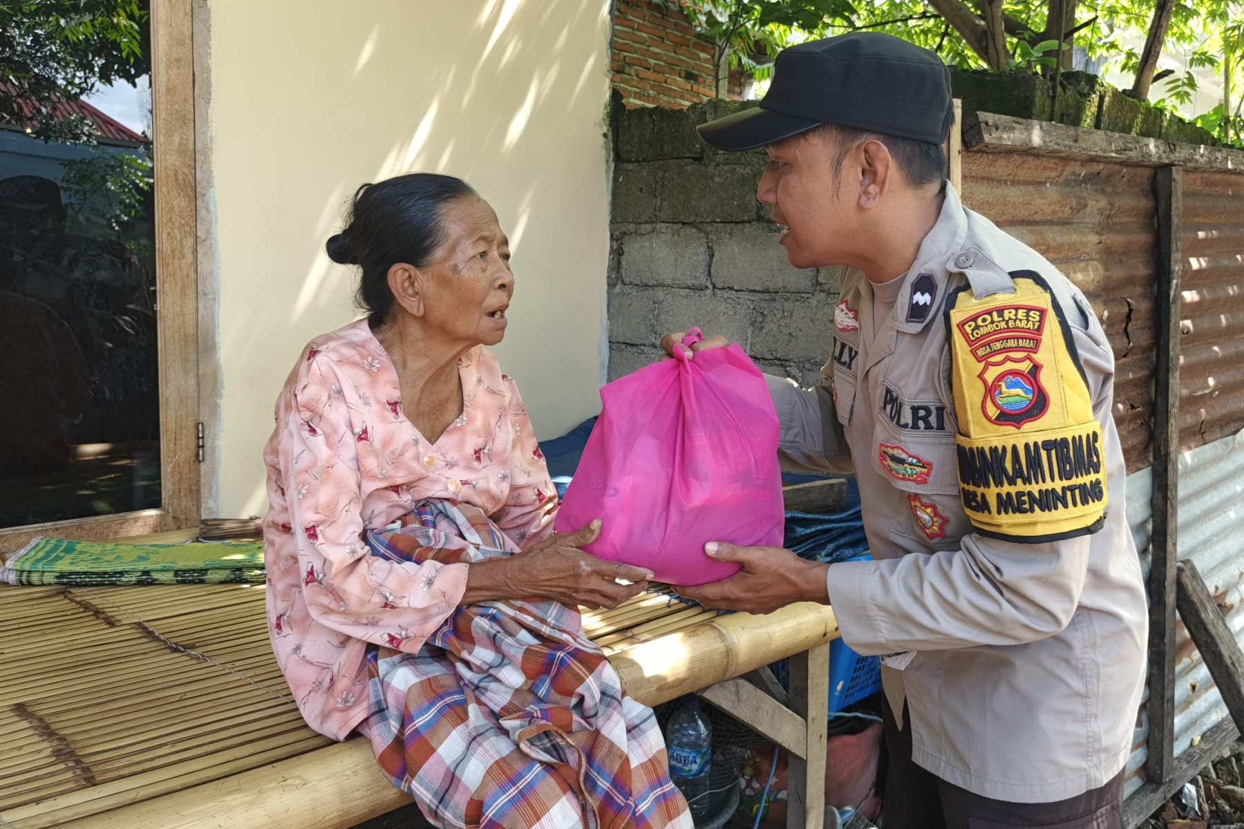 Wujud Kepedulian Polri: Bantuan Nutrisi untuk Warga Desa Meninting