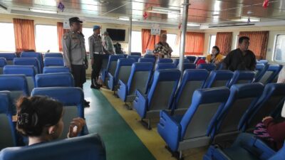 Lombok Barat, NTB - Kepolisian Sektor (Polsek) Kawasan Pelabuhan Lembar, di bawah naungan Polres Lombok Barat, Polda NTB, terus meningkatkan langkah-langkah pengamanan di area pelabuhan. Hal ini dilakukan sebagai upaya preventif untuk mengantisipasi potensi tindak premanisme dan praktik percaloan yang dapat meresahkan para pengguna jasa penyeberangan. Terutama menjelang akhir pekan yang biasanya mengalami peningkatan volume penumpang. Kegiatan pengamanan intensif ini terlihat pada Jumat (9/5/2025) sekitar pukul 10.00 WITA di Dermaga 1 PT. ASDP Lembar. Personel Polsek Kawasan Pelabuhan Lembar tampak bahu-membahu dengan pihak Otoritas Pelabuhan Lembar dalam mengawasi proses pemuatan kendaraan ke atas Kapal. Salah satunya Kapal Motor Penumpang (KMP) RHAMA GIRI NUSA yang melayani rute penyeberangan Lembar menuju Padangbai, Bali. Kapolres Lombok Barat, Polda NTB, AKBP Yasmara Harahap, S.I.K., melalui Kapolsek Kawasan Pelabuhan Lembar, Ipda Imran, menyampaikan bahwa pengamanan ini merupakan bagian dari komitmen Polri. Untuk memberikan rasa aman dan nyaman kepada masyarakat, khususnya para pengguna jasa transportasi laut. Pengecekan Ketat dan Imbauan Proaktif Dalam kegiatan pengamanan tersebut, petugas tidak hanya fokus pada kelancaran proses embarkasi. Mereka juga melakukan pengecekan terhadap surat-surat kendaraan yang akan menyeberang. Lebih dari itu, imbauan proaktif juga disampaikan kepada para sopir dan penumpang terkait potensi gangguan keamanan. "Kami secara aktif mengimbau kepada seluruh pengguna jasa penyeberangan untuk segera melaporkan kepada petugas apabila menemukan atau mencurigai adanya praktik premanisme maupun aksi percaloan di sekitar area pelabuhan," tegas Ipda Imran di sela-sela kegiatan pengamanan. Edukasi Penumpang untuk Keamanan dan Ketertiban Selain mengantisipasi tindakan kriminal, personel Polsek Lembar juga memberikan himbauan kepada para penumpang kapal. Mereka mengingatkan agar selalu menjaga barang bawaan masing-masing dan mengikuti antrian sesuai dengan tiket yang dimiliki. Kepatuhan terhadap peraturan di atas kapal juga menjadi fokus utama dalam edukasi yang disampaikan. "Kami harapkan para penumpang dapat bekerja sama dengan petugas dan mematuhi semua aturan yang berlaku demi kelancaran dan keamanan perjalanan," ujar Ipda Imran. "Dengan kesadaran dan partisipasi aktif dari masyarakat, kita dapat menciptakan lingkungan pelabuhan yang kondusif dan terbebas dari gangguan." Komitmen Polsek Kawasan Pelabuhan Lembar untuk Pelayanan Terbaik Langkah-langkah pengamanan yang dilakukan oleh Polsek Kawasan Pelabuhan Lembar ini menunjukkan keseriusan pihak kepolisian dalam memberikan pelayanan terbaik kepada masyarakat. Kehadiran polisi di tengah-tengah aktivitas pelabuhan diharapkan dapat memberikan efek jera bagi pelaku tindak kejahatan sekaligus memberikan rasa aman bagi para pengguna jasa penyeberangan.