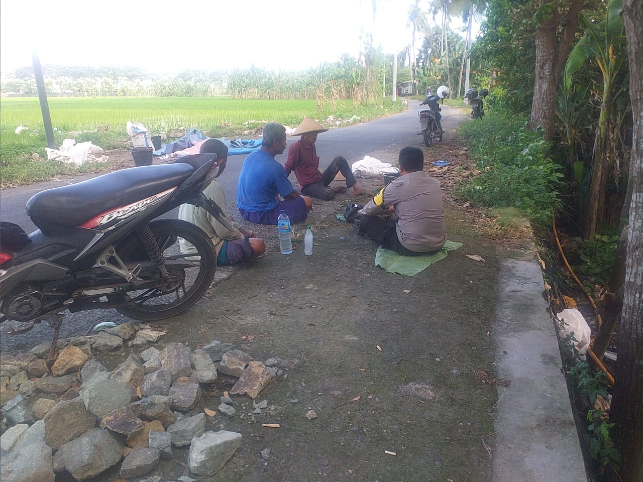 Pentingnya Ketahanan Pangan: Polsek Kuripan Kunjungi Warga Desa Jagaraga