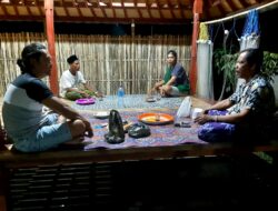 Polisi Sambangi Warga Ronda, Jaga Kamtibmas di Lombok Barat