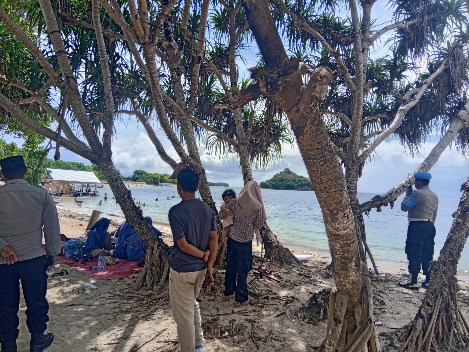 Kepolisian Polsek Sekotong Tingkatkan Keamanan di Pantai Elak-Elak