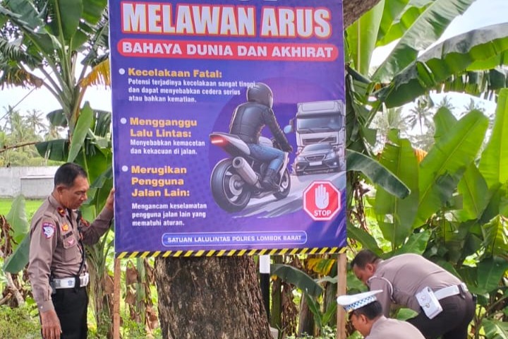 Satlantas Polres Lombok Barat Gencar Pasang Spanduk Himbauan Keselamatan Berlalu Lintas