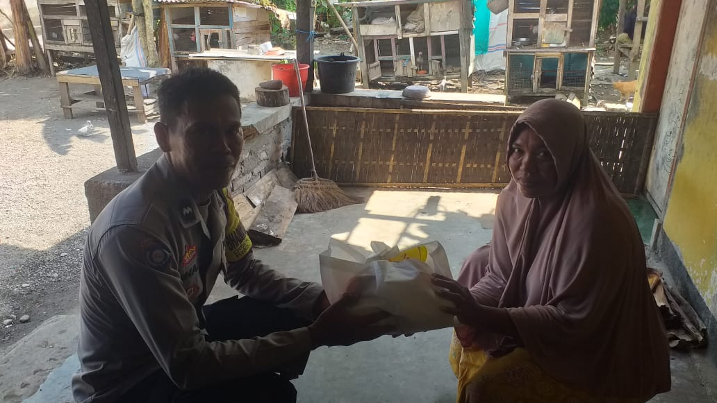 Polri Hadir di Tengah Masyarakat: Polsek Lembar Bagikan Paket Nutrisi Mantap