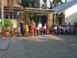 Peringati Hardiknas 2025, Bhabinkamtibmas Tapir Ikut Upacara di SDN Tapir: Wujud Nyata Kepedulian Terhadap Pendidikan